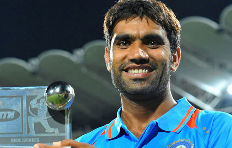 ১৫ বছরের ক্রিকেট ক্যারিয়ারে ইতি টানলেন মুনাফ। অবসরের বেলার মুনাফ বলছেন, ‘আমি গ্রামের মানুষ। ইংরেজি জানতাম না। এমন কী শহুরে আদব-কায়দাও জানা ছিল না। ক্রিকেটের জন্যই সব শেখা।’