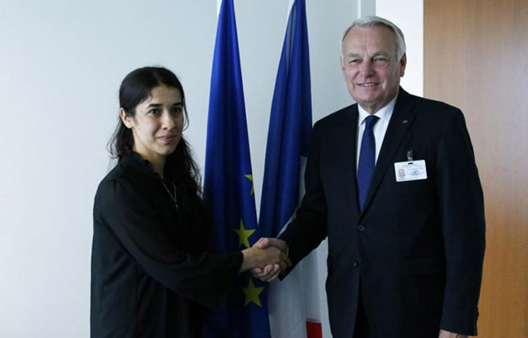 ফ্রান্সের পররাষ্ট্রমন্ত্রী জাঁ মার্ক আয়রল্টের সঙ্গে নাদিয়া।