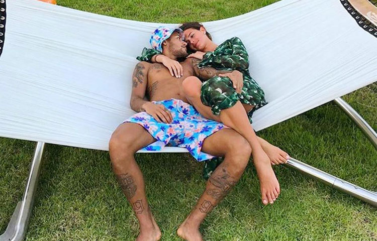 অন্তরঙ্গ মুহূর্তে নেইমার-ব্রুনা। তাদের বিচ্ছেদের কারণ হিসেবে ব্রাজিলের সাধারণ নির্বাচনকে ঘিরে মতাদর্শগত পার্থক্যের কথাই জানানো হয়েছে সংবাদমাধ্যমে।