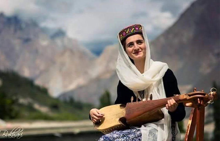 সুন্দরীদের এমন উপস্থিতি হানজা উপত্যকা ও তার আশপাশের পাহাড়ি এলাকা এক অপরূপ দৃশ্যরূপের জন্ম দেয়।