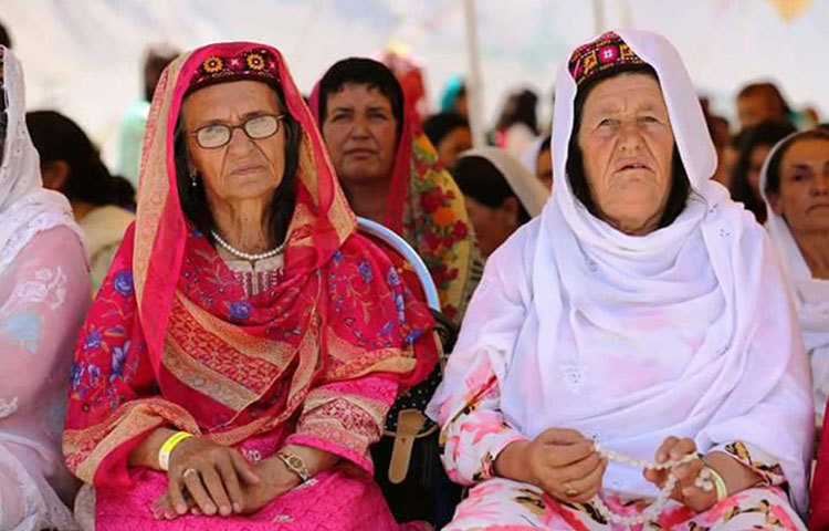 এখানকার এই অপরূপ সুন্দরী মহিলাদের জীবনীশক্তি নাকি অনেক বেশি, এরা নাকি গড়ে ১২২ বছর পর্যন্ত বাঁচেন- এমনটাই চালু ধারণা।