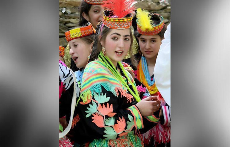 এই এলাকার মানুষজনের শিক্ষাগত যোগ্যতার হার ৯০ শতাংশের উপরে বলে জানা গিয়েছে।