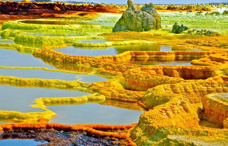 ইথিওপিয়ার দাল্লোল আগ্নেয়গিরি এটি। এর সৌন্দর্য দেখলে সত্যিই অবাক হতে হয়।