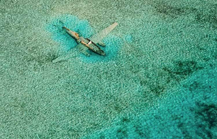 বাহামার নরম্যানস কে এলাকায় পানির নিচে ধ্বংসপ্রাপ্ত একটি বিমান।