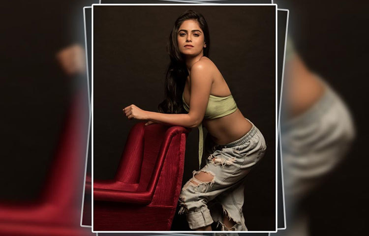 আবেদনময়ী ভঙ্গিমায় নয়না ভক্তদের মুগ্ধ করছেন।