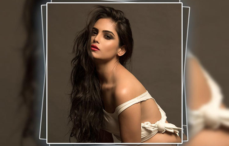 দুচোখ ভরা স্বপ্ন নিয়ে সুন্দরীর নয়না কাজ করছেন।