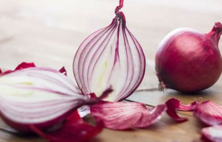 পুষ্টিগুণে ভরপুর : পেঁয়াজে প্রচুর পরিমাণে বিভিন্ন ভিটামিন, মিনারেল, ফাইবার, ক্যালসিয়াম, পটাসিয়াম, সালফার, ভিটামিন ‘বি’ এবং ‘সি’ থাকে।