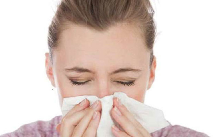 জ্বর-সর্দিতে অসাধারণ কাজ করে : ঠান্ডা লেগে গলা ব্যথা, সর্দি-কাশি-জ্বর, অ্যালার্জি বা সামান্য ব্যথায় দারুণ কাজ করে পেঁয়াজ। সামান্য পেঁয়াজের রসের সঙ্গে একটু মধু মিশিয়ে খান দেখবেন উপকার পাবেন।