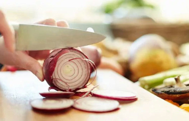 পেঁয়াজের রসের সঙ্গে মধু মিশিয়ে চুলে লাগান। হাতে-নাতে ফল পাবেন। সমপরিমাণ মধু ও পেঁয়াজের রস মিশিয়ে মাথায় মাসাজ করুন। আধ ঘণ্টা রেখে ধুয়ে ফেলুন।