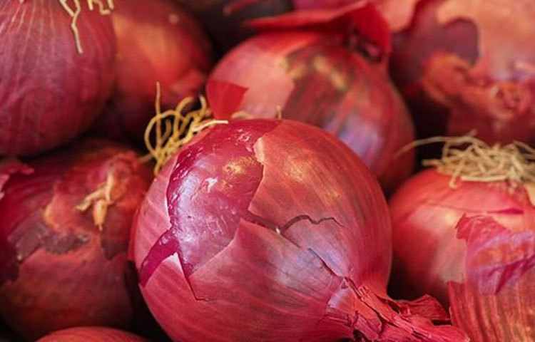 নারকেল তেলের সঙ্গেও পেঁয়াজের রস মিশিয়ে রাখতে পারেন। তবে এক্ষেত্রে নিয়মিত শ্যাম্পু দিয়ে চুল ধুয়ে ফেলতে হবে। আমন্ড অয়েলের সঙ্গেও পেঁয়াজের রস মেশাতে পারেন। এই মিশ্রণ চুলের গোড়া শক্ত করতে সাহায্য করে।