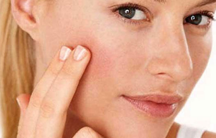 ত্বকের সমস্যা দূর করে : পোকামাকড়ের কামড় হোক, বা রোদে পোড়া ট্যান, কিংবা ব্রণের সমস্যা থাকলে সেই সমস্ত জায়গায় একটু পেঁয়াজের রস লাগান। একটু কুটকুট করতে পারে, তবে দ্রুত কাজ করবে।