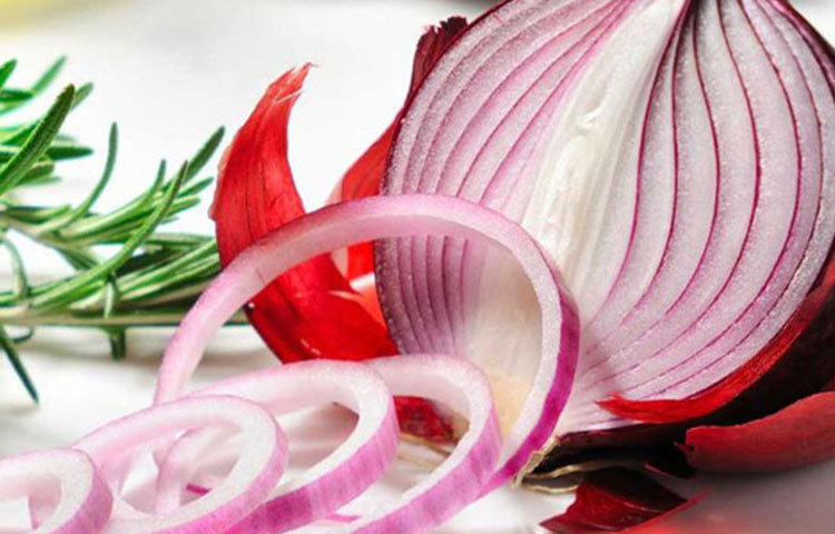 ক্যান্সারের সঙ্গে লড়াই করে : কোলন ক্যান্সারের মতো রোগের সঙ্গে লড়তে সাহায্য করে পেঁয়াজ।