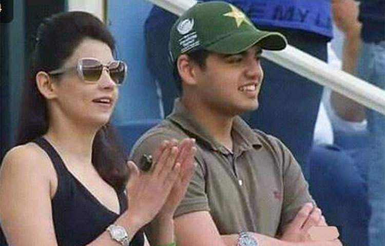 পাকিস্তানের মহিলা সমর্থকের বিভিন্ন ছবি ভাইরাল হয়ে যায় ভারতের সোশ্যাল মিডিয়ায়।