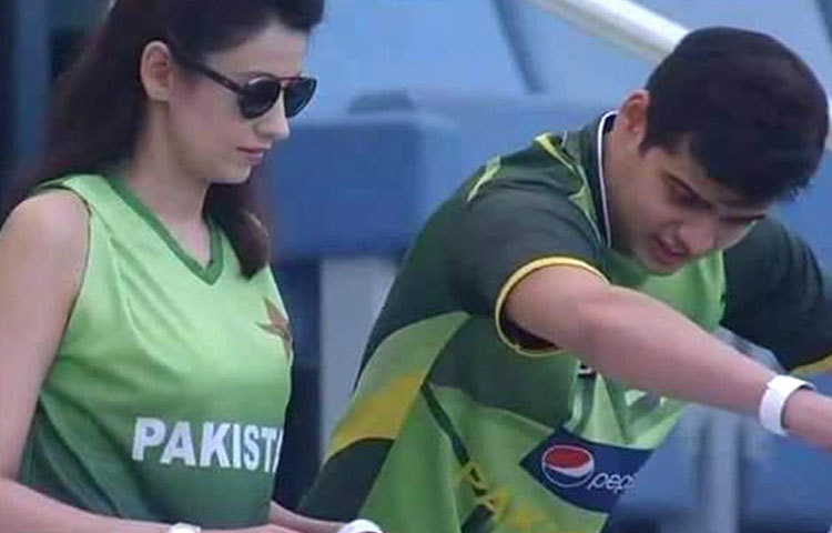 এই তরুণীর আসল নাম নিভ্যা নাভোলি।