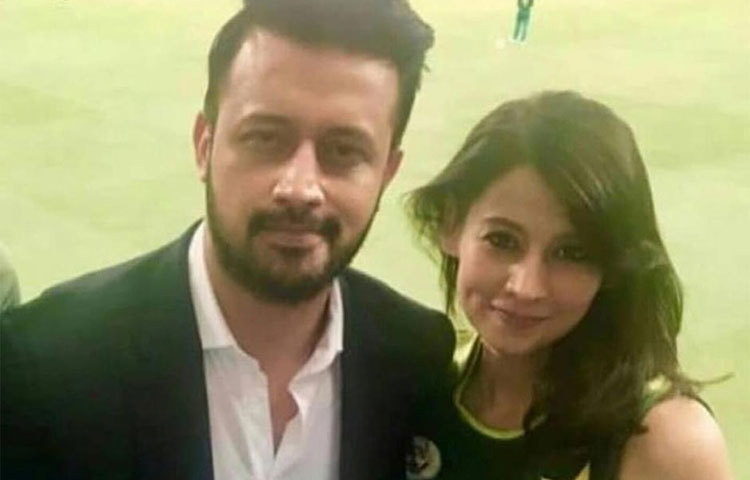 গায়ক আতিফ ইসলামের সঙ্গে নিভ্যা।