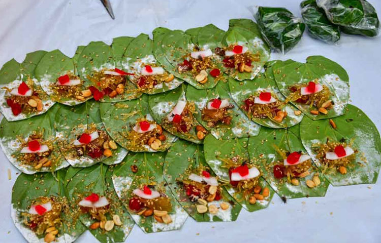 পান পাতা চিবোলে, মুখে যে লালা নিঃসৃত হয় তার এনজাইম খাবার হজম করতে সাহায্য করে।