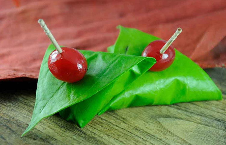 এক গ্লাস জলে পান পাতা ভিজিয়ে রাখুন সারা রাত। সকালে উঠে কালে পেটে খেয়ে নিন সেই জল। বা, পান পাতাটা চিবিয়ে খেয়ে নিন।