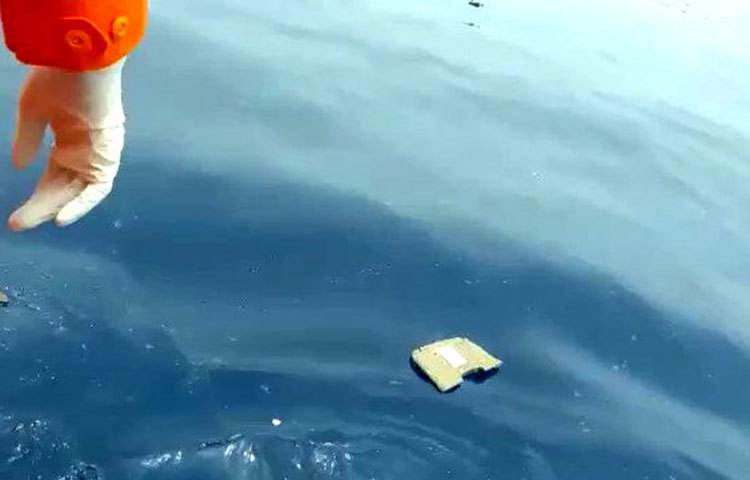 এয়ার ট্রাফিক কন্ট্রোলের সঙ্গে যে জায়গায় লায়ন এয়ারের দুর্ঘটনাগ্রস্থ বিমানটির যোগাযোগ বিচ্ছিন্ন হয়ে যায় সেখানেই হদিস মিলল ধ্বংসাবশেষের।