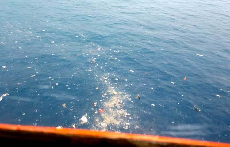 সমুদ্রের ৩০-৩৫ মিটার তলা থেকে সেইসব ধ্বংসাবশেষ তুলে আনছেন উদ্ধারকারীরা। পানিতে ভাসছে বিমানের টুকরো পোশাকের ছেড়া অংশ।