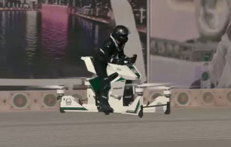 দুবাইয়ের পুলিশ এই হোভার মোটরবাইক ব্যবহার করছে অপরাধীদের পাকড়াও করতে।