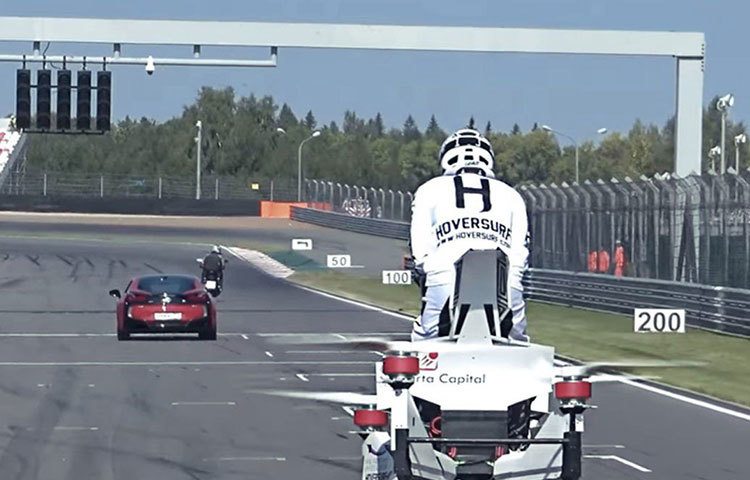 এই হোভারবাইক অনেকটা স্পিডার বাইক ধাঁচের, যা স্কাউট ট্রুপাররা ব্যবহার করেন। দুবাইয়ের রাস্তায় চক্কর খাবে এটি।