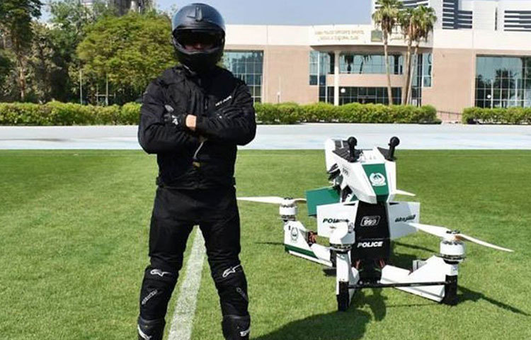 এই হোভারবাইক প্রতি চার্জে উড়ন্ত অবস্থায় ২৫ মিনিট চালানো যাবে। স্করপিয়ন নামের এই হোভারবাইক নানা জরুরি পরিস্থিতিতে টানা সাড়ে ছয় কিমি পর্যন্ত উড়তে পারে।