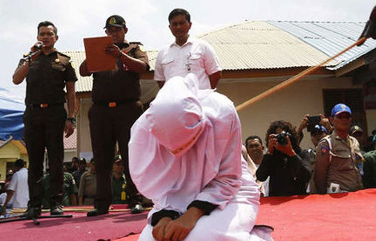 ফিলিপিন্স : ফিলিপিন্সে পরকীয়া এখনও অপরাধ। স্ত্রী আর তার সঙ্গীর ৬ বছর অবধি জেল হতে পারে, যদি তার স্বামী প্রমাণ করতে পারেন যে, ওই পার্টনারের সঙ্গে যৌন সম্পর্ক রয়েছে তার স্ত্রীর। অন্য দিকে আবার স্বামীর অন্য কোনো মহিলার সঙ্গে যৌন সম্পর্ক যদি স্ত্রী প্রমাণ করতে পারেন, সে ক্ষেত্রে স্বামীর একদিন থেকে ৪ বছর অবধি জেল হতে পারে।