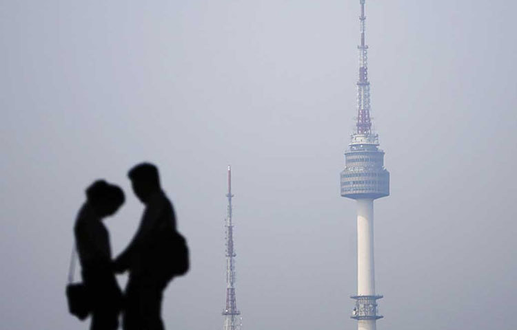 দক্ষিণ কোরিয়া : ২০১৫ সালে দক্ষিণ কোরিয়াও জানিয়ে দিয়েছিল যে, পরকীয়া অপরাধ নয়। ৯ জন বিচারকের বেঞ্চ ১৯৫৩ সালের পরকীয়া সংক্রান্ত পুরনো আইনটিকে বাতিল করে দেয়। সেই আইনে স্বামী বা স্ত্রী দোষী প্রমাণিত হলে তিন বছর অবধি জেল হত।