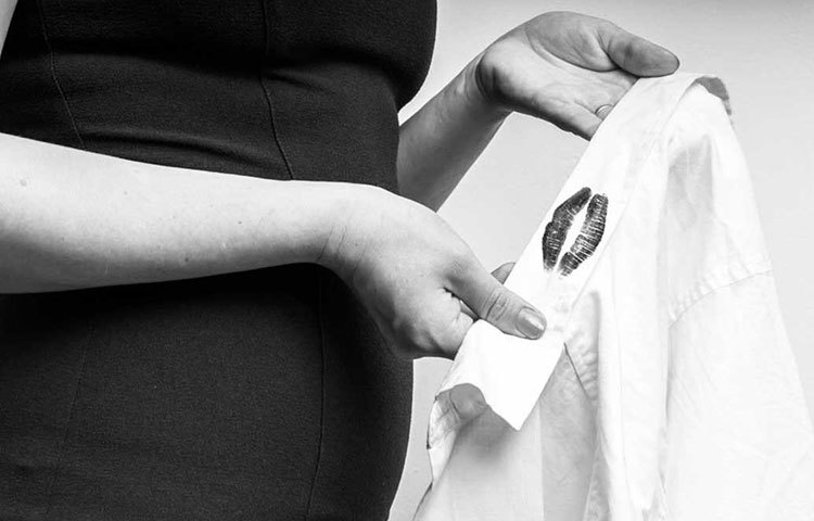 আরও কিছু দেশ : মার্কিন যুক্তরাষ্ট্রের ২০টি রাজ্যে পরকীয়া এখনও অপরাধ। তবে জরিমানার বেশি খুব একটা শাস্তি হয় না। ইউরোপিয়ান দেশগুলিতে আর অস্ট্রেলিয়াতে বিবাহ বহির্ভূত সম্পর্ক অপরাধের নয়।