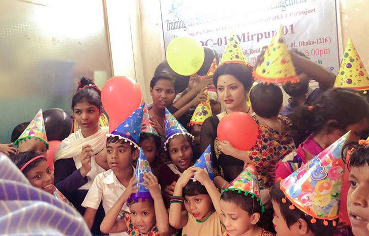 জন্মদিনে শিশুদের মাঝে হাসি-আনন্দে পরীমনি।