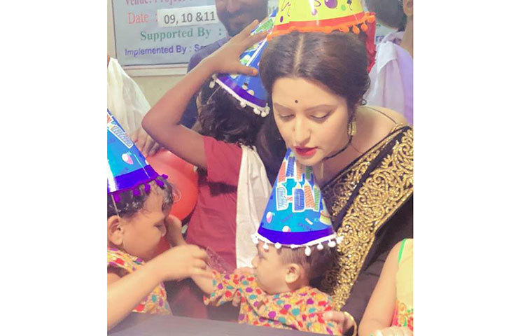 শিশুদের আদর করছেন পরীমনি।