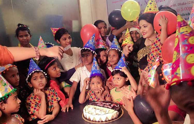 শিশুদের নিয়ে কেক কাটলেন, হাসলেন, ভাসলেন আনন্দে পরীমনি।