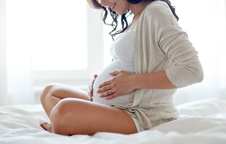 সন্তানকে সরাসরি ছুঁতে না পারলেও, গর্ভাবস্থায় মায়েরা যদি নিজের জঠোর প্রায়ই স্পর্শ করেন, তাহলে সন্তানের মন শান্ত থাকে।