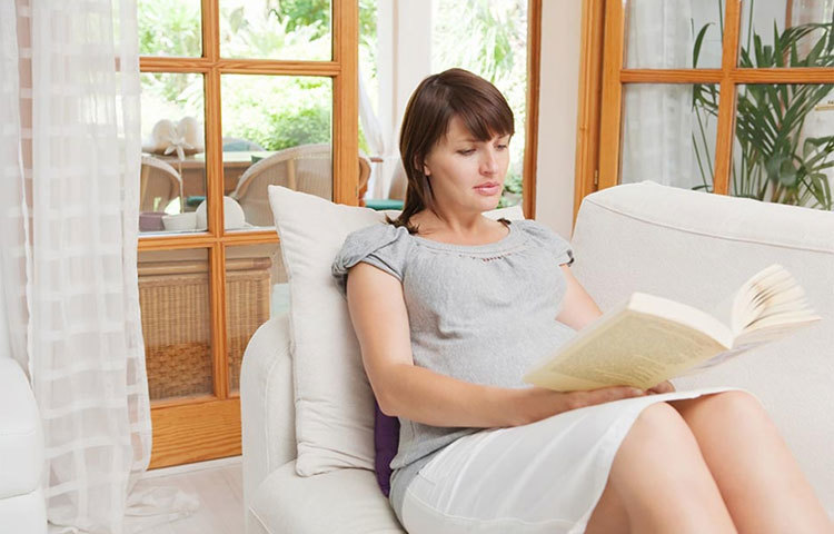 গর্ভাবস্থায় মহিলাদের বই পড়া উচিত। এতে সন্তানের মধ্যে বই পড়ার অভ্যেস তৈরি হয়। ধৈর্য ও বোধ বুদ্ধিও বাড়ে।