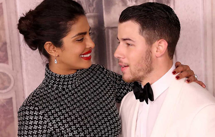 গাঁটছড়া বাঁধতে চলেছেন বলিউড তারকা প্রিয়াঙ্কা চোপড়া ও মার্কিন পপ গায়ক নিক জোনাস। এবার নিজের বিয়ের জন্য অতিথিদের কাছে উপহারও চেয়ে নিলেন প্রিয়াঙ্কা চোপড়া। সামাজিক যোগাযোগ মাধ্যমে তার ছবিও প্রকাশ করেছেন।