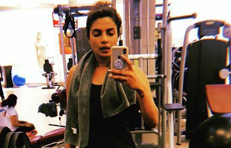 প্রিয়াঙ্কা ফিটনেস ফ্রিক। তার ফিগার বলিউডের চর্চার বিষয়। তাই বার্টন স্নো-বোর্ড, রোলারবেড ইনলাইন স্কেট, ২৮ হাজার টাকা দামের কেইসার ইন্ডোর বাইক চেয়েছেন তিনি। ইয়েটি কুলার, অ্যামাজন বেসিক ডাম্বেল সেট, হ্যালেক্সের টেবিল টেনিস সেটও রয়েছে তালিকায়।