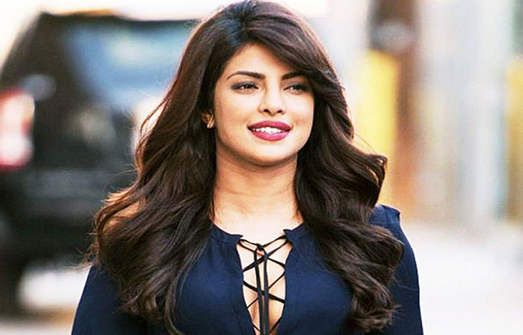 প্রিয়াঙ্কার অবসর কাটে গান শুনে। ক্রাফ্টও বেশ পছন্দ। তাই তার পছন্দের উপহারের মধ্যে রয়েছে ক্রসলির রেকর্ড প্লেয়ার। ক্যাননের ক্র্যাফটিং প্রিন্টারও। ক্রসলির রেকর্ড প্লেয়ারটির দাম ১২ হাজার টাকার কাছাকাছি।