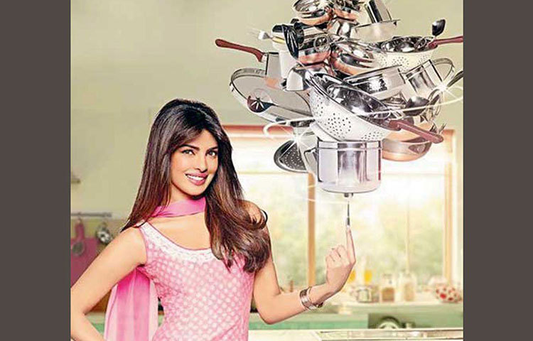 প্রিয়াঙ্কা যে সত্যিই গুছিয়ে সংসার করতে চাইছেন, তা বোঝা যাবে প্রিয়াঙ্কার চাওয়া উপহারের তালিকা থেকে। ক্ল্যাড কুকওয়্যারের সেট, কুইসিনার্ট ফুড প্রসেসর, আমেরিকান আটেলিয়র কাটিং বোর্ড, কিচেনঅ্যাড স্ট্যান্ড মিক্সার। মিক্সারটির দাম মোটামুটি ৩৫ হাজারের কাছাকাছি।