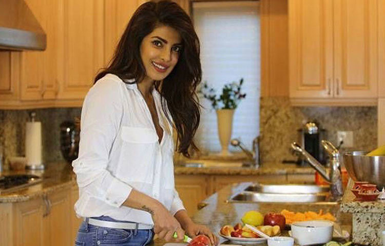 প্রিয়াঙ্কার ভালোলাগার উপহারের মধ্যে রয়েছে ভিটামিক্স ব্লেন্ডার, ডোরোটিয়া ডিনার প্লেট, ৮-১৫ হাজারের মধ্যে মেপ্রা ফ্ল্যাটওয়্যারের চামচের সেট।