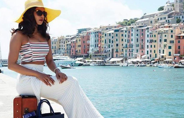 প্রিয়াঙ্কাকে সারাক্ষণ এই দেশ থেকে অন্য দেশে যেতে হয়। আর বেড়াতেও অসম্ভব ভালবাসেন তিনি। তবে কাজের জন্যই আইভিওয়াই মোবাইল প্রিন্টার পছন্দ তার। এর দাম প্রায় ১৫ হাজার টাকা।