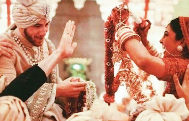 মেহেদি অনুষ্ঠান আর সংগীত অনুষ্ঠানের বেশ কিছু ছবি শেয়ার করেছিলেন নিক আর প্রিয়াঙ্কা। তবে বরমালা অনুষ্ঠানের এই ছবি দেখে মন মজেছে নেটিজেনদের। বরের গলায় মালা পরাতে গিয়ে হেসে কুটোপাটি খাচ্ছেন প্রিয়াঙ্কা।