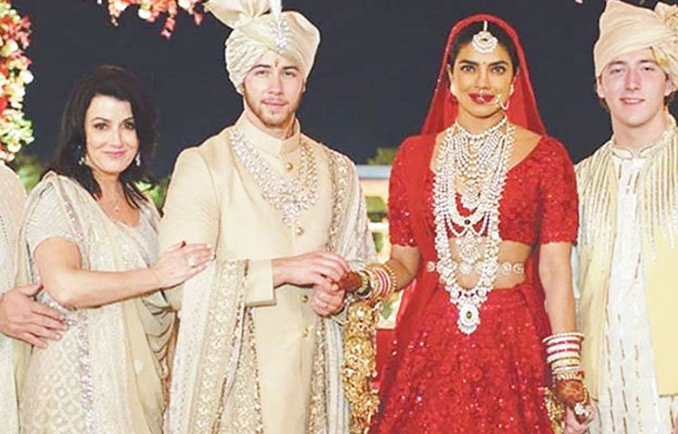 রিসেপশন পার্টিও দিতে শুরু করেছেন নিক জোনাস এবং প্রিয়াঙ্কা চোপড়া। ইতিমধ্যেই দিল্লিতে জাঁকজমক একটি পার্টি দিয়েছেন নবদম্পতি। প্রধানমন্ত্রী নরেন্দ্র মোদীও উপস্থিত ছিলেন সেই পার্টিতে। ১৫ বা ১৬ ডিসেম্বর মুম্বইতে ইন্ডাস্ট্রি বন্ধুদের জন্য পার্টি দিচ্ছেন প্রিয়াঙ্কা।