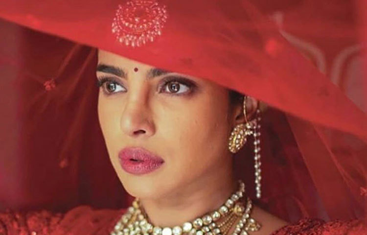 নিক-প্রিয়াঙ্কার বিয়েতে সুন্দর সুন্দর সব পোশাকের পিছনে রয়েছে সব্যসাচী মুখোপাধ্যায়েরই কেরামতি। আর হিন্দু বিয়ের জন্য সব্যসাচীর কাছে প্রিয়াঙ্কা লাল রঙের পোশাক চেয়েছিলেন।