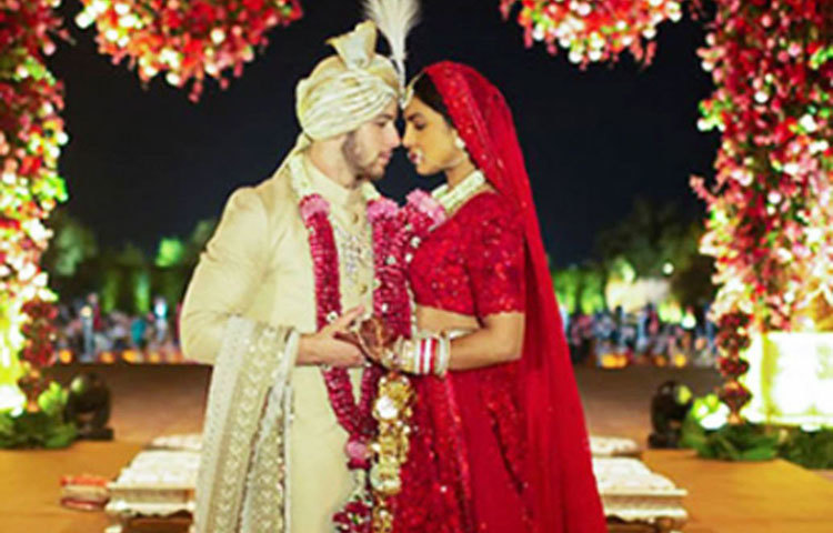 বিয়েতে নিক-প্রিয়াঙ্কার ১৮ ফুটের কেক কাটা নিয়ে সমস্ত প্রশ্নের জবাব দিলেন প্রিয়াঙ্কা। বললেন, ‘এই মুহূর্তে আমি খুব খুশি। আর কোনো নেগেটিভ কথাবার্তা তাতে কোনো প্রভাবও ফেলতে পারবে না।’