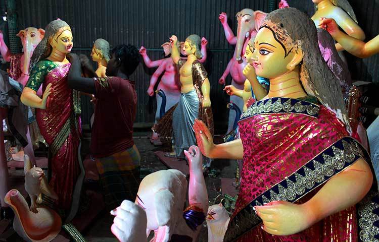 চলছে প্রতিমার গায়ে রঙ করার কাজ। ছবি : মাহবুব আলম