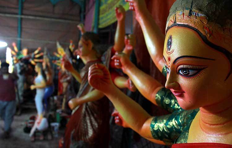 রঙে রঙে সেজে উঠেছে প্রতিমা। ছবি : মাহবুব আলম