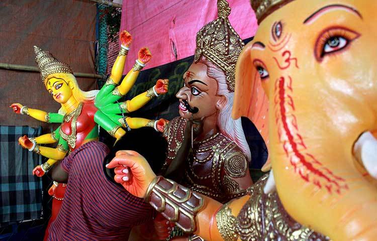 নিপুণ হাতে সেজে উঠছে প্রতিটি প্রতিমা। ছবি : মাহবুব আলম