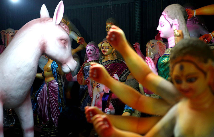 সাজিয়ে রাখা হয়েছে প্রতিমা। ছবি : মাহবুব আলম