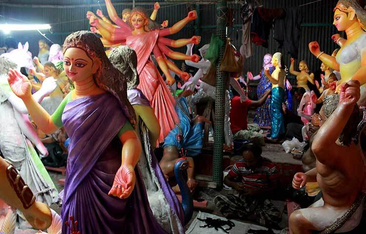 সকাল-সন্ধ্যা চলছে প্রতিমা সাজানোর কাজ। ছবি : মাহবুব আলম