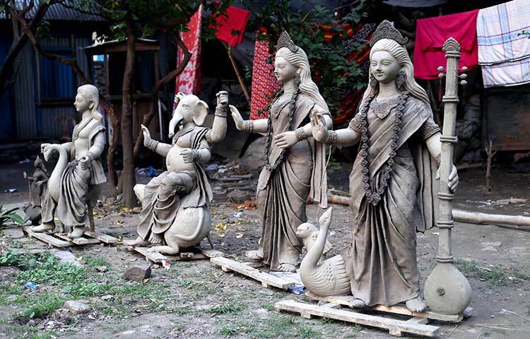 মাটির তৈরি এসব প্রতিমা রঙে রঙে সেজে উঠবে। ছবি : মাহবুব আলম